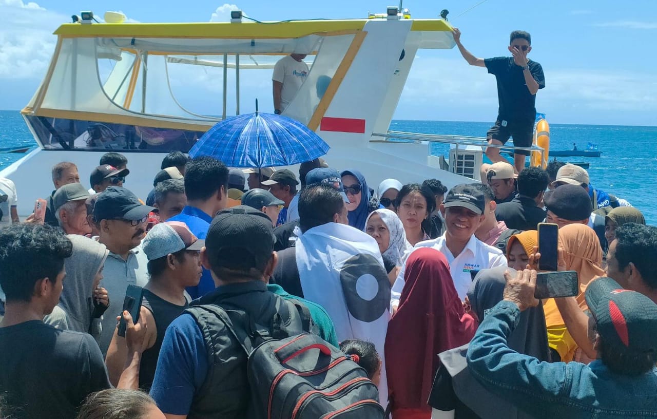 Anwar Reny Disambut Puluhan Nelayan di Pelabuhan Leme-Leme Banggai Kepulauan