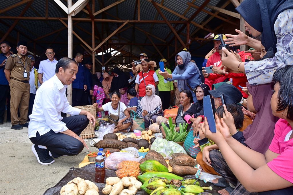 Kunjungi Pasar Salakan, Presiden Jokowi Tinjau Harga Bahan Pokok di Banggai Kepulauan