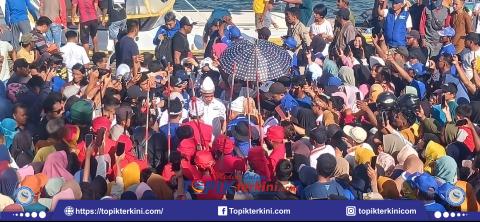 Banggai Laut, sebuah wilayah yang terletak di Provinsi Sulawesi Tengah, Indonesia, bukan hanya dikenal karena keindahan alamnya yang memukau, tetapi juga karena keramahan penduduknya. Dalam beberapa tahun terakhir, daerah ini menjadi sorotan publik setelah pasangan terkenal, pasangan BERANI, tiba dan disambut oleh ribuan massa. Momen ini bukan hanya menjadi peristiwa sosial, tetapi juga mencerminkan rasa kebersamaan dan semangat masyarakat setempat. Artikel ini akan membahas berbagai aspek dari kedatangan pasangan tersebut, termasuk bagaimana masyarakat menyambut mereka, dampak sosial dan budaya dari kunjungan ini, serta harapan masyarakat Banggai Laut ke depan. 1. Sambutan Meriah dari Masyarakat Ketika pasangan BERANI tiba di Banggai Laut, masyarakat setempat bersiap dengan penuh antusiasme. Ribuan orang dari berbagai kalangan berkumpul di sekitar pelabuhan, membawa spanduk, bendera, dan atribut lainnya yang menunjukkan kecintaan mereka pada pasangan ini. Suasana semakin meriah dengan iringan musik tradisional dan tarian yang dihadirkan oleh kelompok seni lokal. Para pengunjung terlihat bersemangat, saling berbagi cerita dan tawa, menciptakan atmosfer yang sangat hangat dan menyenangkan. Kedatangan pasangan ini bukan hanya sekadar kunjungan biasa, tetapi merupakan momen bersejarah bagi masyarakat Banggai Laut. Banyak orang yang menunggu dengan penuh harapan bahwa kunjungan ini akan membawa dampak positif bagi daerah mereka. Beberapa warga bahkan membuat poster yang berisi harapan dan doa untuk pasangan ini, mengungkapkan rasa cinta dan dukungan yang tulus. Sambutan yang meriah ini juga menunjukkan solidaritas masyarakat dalam menyambut tamu. Hal ini mencerminkan bahwa Banggai Laut merupakan daerah yang kaya akan budaya dan tradisi, di mana setiap momen berharga dirayakan dengan penuh semangat. Para tokoh masyarakat, pemuda, dan anak-anak turut serta dalam menyambut kedatangan pasangan BERANI, menjadikan ini sebagai peristiwa yang tak akan terlupakan. 2. Dampak Sosial dan Budaya Kedatangan pasangan BERANI ke Banggai Laut memiliki dampak yang signifikan terhadap masyarakat setempat. Selain meningkatkan rasa bangga dan percaya diri, kunjungan ini juga membawa harapan baru untuk pembangunan daerah. Masyarakat mulai menyadari pentingnya mempromosikan kebudayaan dan wisata lokal kepada dunia luar. Hal ini dapat dilihat dari semangat warga yang ingin menunjukkan berbagai atraksi wisata, kerajinan tangan, dan kuliner khas yang dimiliki Banggai Laut. Dampak sosial yang timbul dari kunjungan ini juga sangat terasa. Banyak warga yang terlibat langsung dalam persiapan acara penyambutan, baik dari segi logistik maupun penampilan seni budaya. Kegiatan ini tidak hanya mempererat hubungan antar warga, tetapi juga menciptakan rasa kebersamaan dan gotong royong yang kian menguat. Anak-anak dan pemuda juga mendapatkan kesempatan untuk belajar dan berpartisipasi dalam berbagai kegiatan seni, yang dapat menjadi pengalaman berharga bagi mereka. Selain itu, kedatangan pasangan BERANI ini membawa harapan bagi sektor ekonomi lokal. Dengan semakin banyaknya pengunjung yang datang, diharapkan akan ada peningkatan dalam sektor pariwisata. Masyarakat mulai menggali potensi wisata yang ada, seperti wisata bahari, wisata budaya, dan ekowisata. Keterlibatan pasangan BERANI dalam mempromosikan daerah ini diharapkan dapat menarik perhatian lebih banyak wisatawan, yang pada gilirannya akan memberikan dampak ekonomi yang positif bagi masyarakat. 3. Harapan Masyarakat Banggai Laut Masyarakat Banggai Laut memiliki harapan yang tinggi terhadap kedatangan pasangan BERANI. Mereka percaya bahwa kunjungan ini dapat menjadi titik awal untuk mengangkat potensi daerah mereka. Salah satu harapan utama adalah peningkatan infrastruktur dan aksesibilitas ke daerah ini, sehingga lebih banyak wisatawan dapat datang dan menikmati keindahan alam serta budaya yang ada. Selain itu, masyarakat juga berharap agar pasangan BERANI dapat menjadi jembatan untuk memperkenalkan Banggai Laut ke kancah nasional maupun internasional. Dengan dukungan dari pasangan ini, mereka berharap dapat menarik perhatian pemerintah dan investor untuk berinvestasi di sektor pariwisata, pendidikan, dan kesehatan. Masyarakat yakin bahwa dengan adanya perhatian yang lebih besar, kualitas hidup mereka akan meningkat. Sebagai bagian dari harapan tersebut, masyarakat juga ingin agar budaya dan tradisi lokal tetap dilestarikan. Mereka ingin generasi muda tidak hanya mengenal budaya mereka, tetapi juga bangga untuk melestarikannya. Melalui berbagai kegiatan seni dan budaya, seperti festival tahunan, mereka berharap dapat menampilkan identitas daerah dan menarik lebih banyak perhatian dari luar. 4. Peran Media dalam Mempromosikan Banggai Laut Media memiliki peran yang sangat penting dalam mempromosikan Banggai Laut, terutama setelah kedatangan pasangan BERANI. Berita tentang sambutan meriah yang dilakukan oleh masyarakat menjadi viral, menarik perhatian banyak orang di luar daerah. Media massa, baik cetak maupun elektronik, memberikan liputan yang luas tentang peristiwa ini, yang semakin memperkuat citra positif daerah. Melalui media, masyarakat Banggai Laut dapat mengekspresikan harapan dan impian mereka. Berbagai artikel, video, dan foto yang diunggah di media sosial menjadi sarana untuk menunjukkan keindahan alam, budaya, dan keramahan masyarakat. Hal ini sangat penting untuk menarik perhatian wisatawan dan calon investor yang ingin mengetahui lebih banyak tentang potensi yang dimiliki Banggai Laut. Tidak hanya itu, media juga berperan dalam mengedukasi masyarakat tentang pentingnya pelestarian budaya dan lingkungan. Dengan semakin banyaknya informasi yang disebarkan, masyarakat diharapkan dapat lebih sadar akan nilai-nilai luhur yang ada dalam budaya mereka dan bagaimana cara menjaganya agar tetap lestari di tengah arus modernisasi.