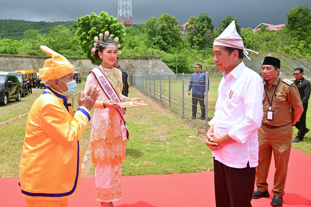 Pada kunjungan kerja terbaru Presiden Joko Widodo ke Banggai Kepulauan, Sulawesi Tengah, kehadirannya disambut dengan hangat oleh ketua adat dan masyarakat setempat. Acara ini bukan sekadar kunjungan biasa; melainkan momen penting yang mencerminkan kedekatan antara pemerintah dan masyarakat. Banggai Kepulauan, dengan keindahan alam dan budaya yang kaya, menjadi titik fokus perhatian. Dalam artikel ini, kita akan mengupas tuntas momen bersejarah ini, mulai dari sambutan masyarakat, peran ketua adat, hingga harapan masyarakat terhadap pembangunan daerah. Sambutan Hangat dari Masyarakat Setempat Ketika Presiden Jokowi tiba di Banggai Kepulauan, suasana penuh kegembiraan menyelimuti kawasan tersebut. Masyarakat setempat telah mempersiapkan berbagai kegiatan untuk menyambut kedatangan orang nomor satu di Indonesia ini. Berbagai atribut daerah, seperti pakaian adat dan alat musik tradisional, menghiasi acara penyambutan. Masyarakat setempat dengan sukacita menyanyikan lagu-lagu daerah dan menampilkan tarian tradisional yang memukau. Sambutan ini bukan hanya sekadar acara formal, tetapi juga merupakan bentuk penghormatan dan rasa syukur masyarakat atas kunjungan presiden. Dalam sambutannya, Ketua Adat Banggai Kepulauan menekankan pentingnya perhatian pemerintah terhadap daerah terpencil seperti Banggai. Ia mengungkapkan harapan agar perhatian ini tidak hanya bersifat sementara, melainkan berkelanjutan demi keberlangsungan hidup masyarakat. Presiden Jokowi juga menyampaikan apresiasi yang tinggi terhadap sambutan masyarakat. Ia menegaskan komitmennya untuk memperhatikan dan memajukan daerah-daerah yang selama ini terpinggirkan. Rasa saling menghormati dan kerja sama antara pemerintah dan masyarakat menjadi fondasi penting dalam pembangunan daerah. Di tengah suasana akrab ini, masyarakat berharap agar berbagai program pemerintah seperti infrastruktur, pendidikan, dan kesehatan dapat segera direalisasikan. Peran Ketua Adat dalam Penyambutan Ketua Adat memiliki peranan penting dalam penyambutan kedatangan Presiden Jokowi. Dalam tradisi masyarakat adat, ketua adat adalah sosok yang dihormati dan menjadi penghubung antara masyarakat dengan pemerintah. Pada kesempatan ini, ketua adat tidak hanya berperan sebagai penyambut, tetapi juga sebagai wakil suara masyarakat. Dalam sambutannya, ketua adat menjelaskan berbagai permasalahan yang dihadapi masyarakat Banggai Kepulauan, seperti akses pendidikan yang terbatas, infrastruktur jalan yang kurang memadai, dan kurangnya fasilitas kesehatan. Ia menyampaikan harapan agar presiden dapat mendengar dan memahami langsung kondisi nyata yang dialami masyarakat. Ketua adat juga mengajak masyarakat untuk bersatu dan mendukung program-program pemerintah yang dapat membawa kemajuan bagi daerah. Ia menekankan pentingnya kolaborasi antara pemerintah dan masyarakat adat dalam proses pembangunan. Dengan adanya dukungan dari pemerintah, diharapkan masyarakat dapat memiliki akses yang lebih baik terhadap berbagai layanan publik. Melalui peran aktifnya, ketua adat menunjukkan bahwa masyarakat adat memiliki peranan sentral dalam pembangunan, tidak hanya sebagai objek, tetapi juga sebagai subjek yang berhak bersuara. Keterlibatan ketua adat dalam acara ini memberi makna lebih dalam hubungan antara pemerintah pusat dan masyarakat lokal. Harapan Masyarakat terhadap Pembangunan Daerah Kedatangan Presiden Jokowi di Banggai Kepulauan bukan hanya untuk merayakan sambutan, tetapi juga membawa harapan baru bagi masyarakat. Dalam dialog antara presiden dan masyarakat, berbagai aspirasi dan harapan untuk pembangunan daerah disampaikan dengan tegas. Masyarakat sangat antusias untuk menyampaikan kebutuhan mereka, seperti peningkatan akses pendidikan, pembangunan infrastruktur, dan pengembangan ekonomi lokal. Masyarakat berharap agar pembangunan infrastruktur, seperti jalan dan jembatan, dapat segera dilaksanakan. Akses transportasi yang baik akan membuka peluang bagi masyarakat untuk lebih mudah menjangkau fasilitas publik, seperti sekolah dan puskesmas. Selain itu, pembangunan infrastruktur akan meningkatkan akses perdagangan, sehingga ekonomi lokal dapat berkembang. Dalam konteks pendidikan, masyarakat juga berharap agar pemerintah dapat memberikan perhatian lebih dalam peningkatan kualitas dan aksesibilitas pendidikan. Sekolah-sekolah di daerah terpencil seringkali kekurangan fasilitas dan tenaga pengajar yang berkualitas. Oleh karena itu, kerjasama antara pemerintah dan masyarakat dalam meningkatkan pendidikan menjadi sangat penting. Harapan masyarakat juga mencakup isu kesehatan. Masyarakat menginginkan adanya fasilitas kesehatan yang lebih memadai dan tenaga medis yang cukup untuk melayani kebutuhan kesehatan mereka. Dalam dialog tersebut, presiden berjanji untuk membawa permasalahan ini ke dalam agenda pemerintah. Masyarakat Banggai Kepulauan optimis bahwa dengan kunjungan presiden ini, harapan mereka akan terwujud. Melalui komitmen bersama antara pemerintah dan masyarakat, diharapkan program-program pembangunan dapat terlaksana dengan baik. Komitmen Presiden untuk Pembangunan Berkelanjutan Dalam kunjungan tersebut, Presiden Jokowi menegaskan pentingnya pembangunan yang berkelanjutan. Ia menjelaskan bahwa pembangunan tidak hanya harus fokus pada infrastruktur, tetapi juga harus memperhatikan aspek sosial dan lingkungan. Presiden menyatakan bahwa kehadirannya di Banggai Kepulauan merupakan bagian dari upaya pemerintah untuk memperhatikan daerah-daerah yang selama ini terabaikan. Presiden Jokowi juga menekankan perlunya pendekatan yang inklusif dalam pembangunan. Artinya, semua pihak, termasuk masyarakat adat dan pemangku kepentingan lainnya, harus dilibatkan dalam proses perencanaan dan implementasi program pembangunan. Hal ini penting agar pembangunan dapat berjalan sesuai dengan kebutuhan dan harapan masyarakat. Dalam kesempatan ini, Presiden Jokowi juga menyampaikan rencana pemerintah untuk mengembangkan sektor pariwisata di Banggai Kepulauan. Dengan keindahan alam dan budaya yang kaya, pariwisata dapat menjadi sumber penghasilan yang signifikan bagi masyarakat. Namun, ia mengingatkan agar pengembangan pariwisata dilakukan dengan tetap mempertahankan kelestarian lingkungan dan budaya lokal. Dalam penutup kunjungannya, Jokowi berharap agar masyarakat tetap bersatu dan saling mendukung. Ia mengajak semua pihak untuk bekerja sama dalam mewujudkan pembangunan yang berkelanjutan dan berkeadilan. Dengan semangat gotong royong, diharapkan Banggai Kepulauan dapat menjadi daerah yang maju dan sejahtera.