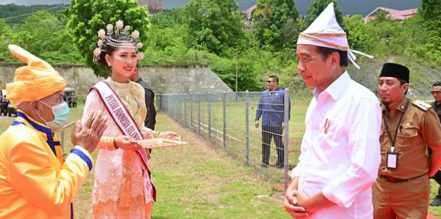 Tiba di Banggai Kepulauan, Jokowi Disematkan Topi Adat