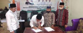 Dinas Komunikasi dan Informatika (Diskominfo) Kabupaten Banggai Kepulauan memiliki peran yang sangat penting dalam pengembangan teknologi informasi dan komunikasi di daerah ini. Melalui berbagai program dan kegiatan, Diskominfo berupaya untuk meningkatkan layanan publik, memfasilitasi akses informasi, serta memberdayakan masyarakat melalui pemanfaatan teknologi. Dalam artikel ini, kita akan membahas lebih dalam mengenai kontribusi dan kegiatan Diskominfo Banggai Kepulauan, serta bagaimana hal ini mempengaruhi kehidupan masyarakat setempat. Dengan mengupas berbagai aspek dari institusi ini, diharapkan para pembaca dapat lebih memahami pentingnya peran Diskominfo dalam pembangunan daerah dan dampaknya terhadap kesejahteraan masyarakat. 1. Peran Diskominfo dalam Pembangunan Daerah Diskominfo Kabupaten Banggai Kepulauan memiliki tanggung jawab yang kompleks dalam pengembangan infrastruktur komunikasi dan informasi. Salah satu peran utama Diskominfo adalah sebagai penghubung antara pemerintah dan masyarakat. Melalui berbagai platform komunikasi, seperti website resmi dan media sosial, Diskominfo menyebarkan informasi penting mengenai kebijakan, program, dan layanan pemerintah. Ini bertujuan untuk meningkatkan transparansi dan akuntabilitas pemerintah kepada masyarakat. Selain itu, Diskominfo juga berfungsi sebagai pengelola data dan informasi. Dengan mengumpulkan, mengelola, dan mendistribusikan informasi yang akurat, Diskominfo membantu pemerintah dalam pengambilan keputusan yang berbasis data. Adanya akses informasi yang cepat dan tepat menjadi kunci dalam mengoptimalkan pelaksanaan program-program pembangunan. Dalam konteks ini, Diskominfo berperan penting dalam mendukung program-program unggulan yang ditetapkan oleh Pemerintah Kabupaten Banggai Kepulauan. Dalam upaya meningkatkan kualitas layanan publik, Diskominfo juga aktif melakukan pelatihan dan sosialisasi kepada masyarakat. Kegiatan ini bertujuan untuk meningkatkan literasi digital di kalangan warga, sehingga mereka dapat memanfaatkan teknologi informasi dengan baik. Selain itu, Diskominfo juga berperan dalam pengembangan e-government, yang merupakan penerapan teknologi informasi dalam penyelenggaraan pemerintahan. Dengan demikian, proses administrasi dan layanan publik dapat berjalan lebih efisien dan efektif. 2. Inisiatif Teknologi Informasi untuk Masyarakat Di era digital saat ini, pemanfaatan teknologi informasi menjadi sangat penting untuk meningkatkan kualitas hidup masyarakat. Diskominfo Kabupaten Banggai Kepulauan berkomitmen untuk menghadirkan berbagai inisiatif yang bertujuan untuk memfasilitasi akses informasi dan teknologi bagi masyarakat. Salah satu inisiatif yang dilakukan adalah pengembangan jaringan internet di daerah-daerah terpencil. Dengan adanya akses internet yang memadai, masyarakat dapat lebih mudah mengakses informasi, berkomunikasi, serta memasarkan produk lokal mereka secara online. Selain itu, Diskominfo juga meluncurkan berbagai aplikasi mobile yang dapat digunakan oleh masyarakat untuk mendapatkan layanan publik secara lebih mudah. Aplikasi-aplikasi ini dirancang untuk memudahkan masyarakat dalam mengakses informasi mengenai pelayanan pemerintah, seperti pengajuan izin, pendaftaran, dan pengaduan. Dengan menggunakan teknologi, Diskominfo berusaha untuk menjawab tantangan dalam pelayanan publik yang selama ini sering kali dianggap kurang memadai. Diskominfo juga berupaya untuk meningkatkan kapasitas sumber daya manusia di bidang teknologi informasi. Melalui pelatihan dan workshop, masyarakat diberikan pemahaman mengenai penggunaan teknologi modern. Hal ini diharapkan dapat mendorong kreativitas dan inovasi di kalangan masyarakat, serta membuka peluang baru dalam hal pekerjaan dan usaha. Dengan memberdayakan masyarakat melalui teknologi, Diskominfo berperan dalam menciptakan ekonomi yang lebih inklusif dan berkelanjutan. 3. Program Pelayanan Publik Melalui E-Government Salah satu langkah strategis yang diambil oleh Diskominfo Kabupaten Banggai Kepulauan adalah penerapan sistem e-government. Program ini bertujuan untuk meningkatkan efisiensi dan transparansi dalam penyelenggaraan pemerintahan. Dengan mengintegrasikan teknologi informasi dalam berbagai aspek pelayanan publik, diharapkan proses administrasi dapat berjalan lebih cepat dan akurat. Dalam implementasinya, Diskominfo telah mengembangkan berbagai platform digital yang memungkinkan masyarakat untuk mengakses layanan pemerintah secara online. Salah satu contoh nyata adalah sistem pendaftaran layanan yang dapat diakses melalui website resmi pemerintah. Masyarakat tidak lagi perlu antri di kantor-kantor pemerintah, melainkan dapat mengurus berbagai keperluan secara online dari rumah. Selain itu, e-government juga mendukung pengelolaan data yang lebih baik. Dengan sistem yang terintegrasi, data yang diperoleh dapat diolah dan dianalisis untuk keperluan pengambilan keputusan. Pemerintah dapat lebih cepat merespons kebutuhan masyarakat dan merencanakan program-program yang lebih tepat sasaran. Oleh karena itu, penerapan e-government menjadi salah satu tonggak penting dalam upaya modernisasi pemerintahan di Kabupaten Banggai Kepulauan. 4. Tantangan dan Solusi dalam Implementasi Teknologi Informasi Meskipun Diskominfo Kabupaten Banggai Kepulauan telah banyak berkontribusi dalam pengembangan teknologi informasi, namun masih ada berbagai tantangan yang harus dihadapi. Salah satu tantangan utama adalah keterbatasan infrastruktur, terutama di daerah-daerah terpencil. Pembanguanan infrastruktur yang tidak merata dapat menghambat akses masyarakat terhadap layanan digital. Untuk mengatasi tantangan ini, Diskominfo bekerja sama dengan pihak-pihak terkait, seperti operator telekomunikasi dan lembaga pemerintah lainnya, untuk meningkatkan jaringan dan fasilitas komunikasi. Selain itu, peningkatan kesadaran masyarakat mengenai pentingnya teknologi informasi juga menjadi fokus utama. Diskominfo berupaya untuk melakukan sosialisasi dan edukasi mengenai pemanfaatan teknologi, serta manfaat dari akses informasi yang lebih baik. Tantangan lainnya adalah kurangnya keterampilan teknis di kalangan masyarakat. Meskipun telah dilakukan pelatihan, masih banyak masyarakat yang belum sepenuhnya memahami cara menggunakan teknologi. Oleh karena itu, Diskominfo terus melibatkan masyarakat dalam berbagai program pelatihan dan workshop, serta menyediakan sumber belajar yang mudah diakses.